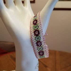 FLORAL BEADED BRACELET